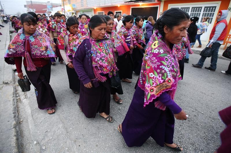 Miles de indígenas de todo el país se reúnen en San Cristóbal de las Casas, Chiapas, en el Centro Deportivo Municipal.