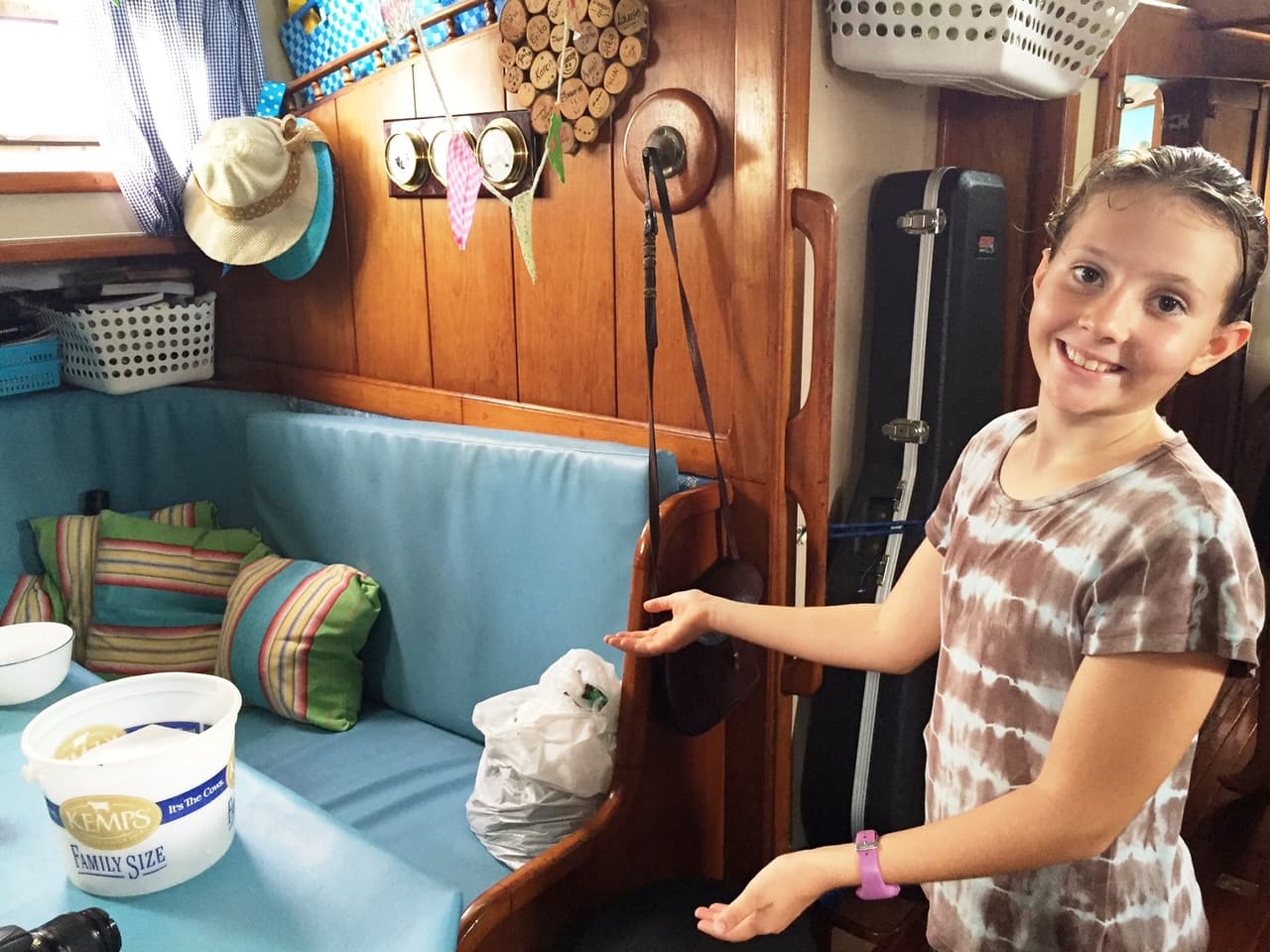 La pareja zarpó desde Sudáfrica junto a sus cuatro hijas zarparon de Sudáfrica en su velero donde pretende recorrer el mundo en tres años. Han visitado varias islitas y actualmente llevan dos semanas en Puerto Rico de donde saldrán hacia la Florida para visitar Disney World.