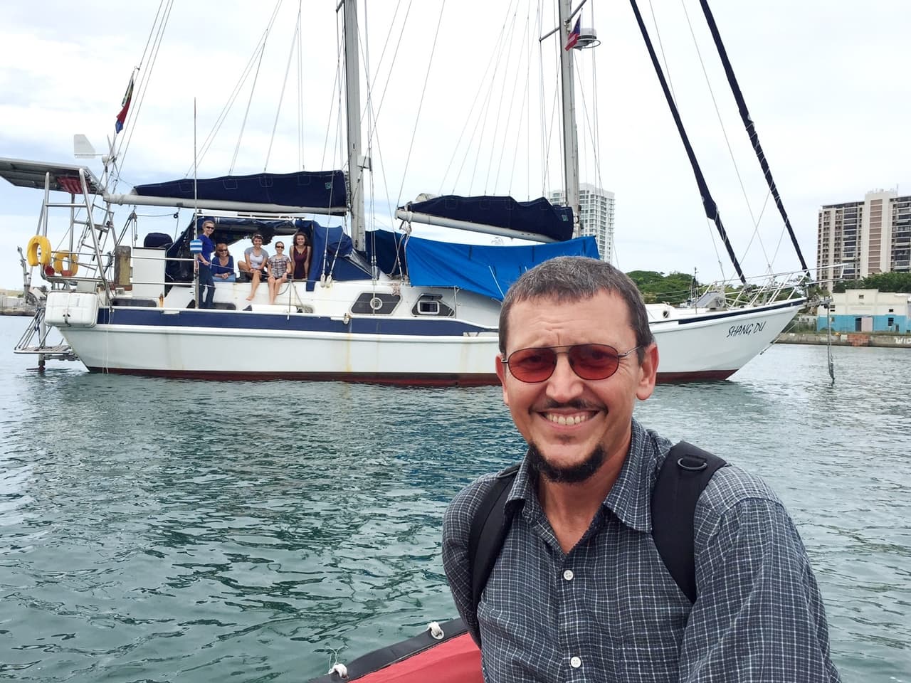 La pareja zarpó desde Sudáfrica junto a sus cuatro hijas zarparon de Sudáfrica en su velero donde pretende recorrer el mundo en tres años. Han visitado varias islitas y actualmente llevan dos semanas en Puerto Rico de donde saldrán hacia la Florida para visitar Disney World.