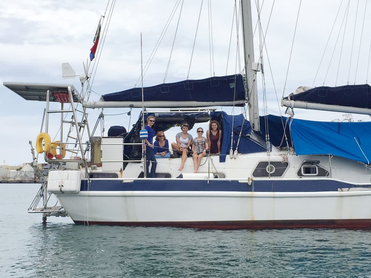 La pareja zarpó desde Sudáfrica junto a sus cuatro hijas zarparon de Sudáfrica en su velero donde pretende recorrer el mundo en tres años. Han visitado varias islitas y actualmente llevan dos semanas en Puerto Rico de donde saldrán hacia la Florida para visitar Disney World.