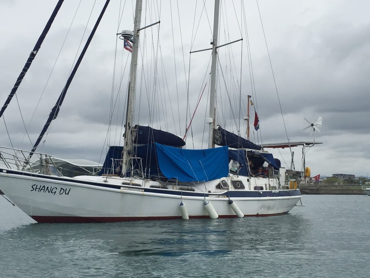 La pareja zarpó desde Sudáfrica junto a sus cuatro hijas zarparon de Sudáfrica en su velero donde pretende recorrer el mundo en tres años. Han visitado varias islitas y actualmente llevan dos semanas en Puerto Rico de donde saldrán hacia la Florida para visitar Disney World.