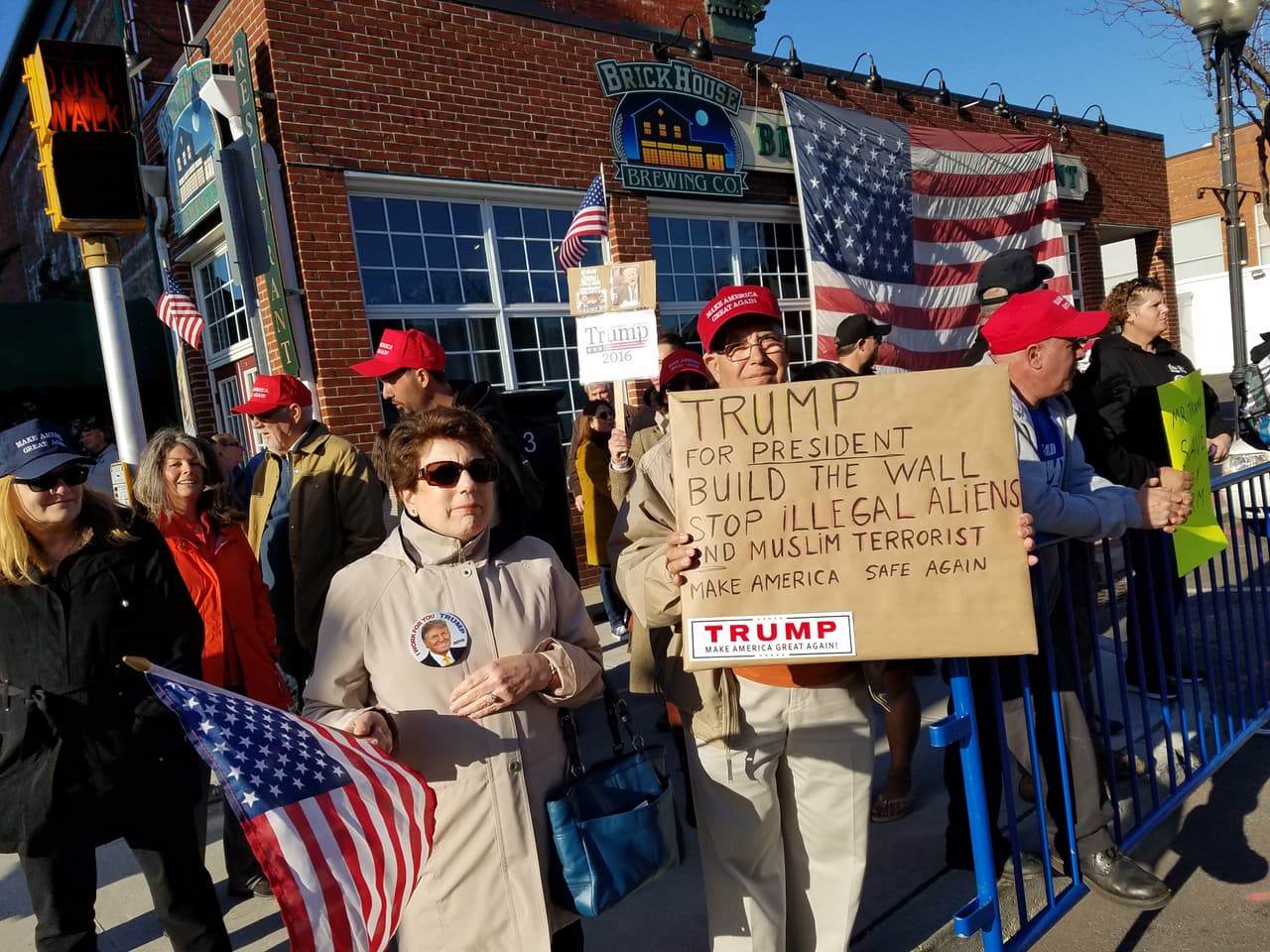 Anthony y Mary Frontino apoyan a Trump durante su visita a Patchogue