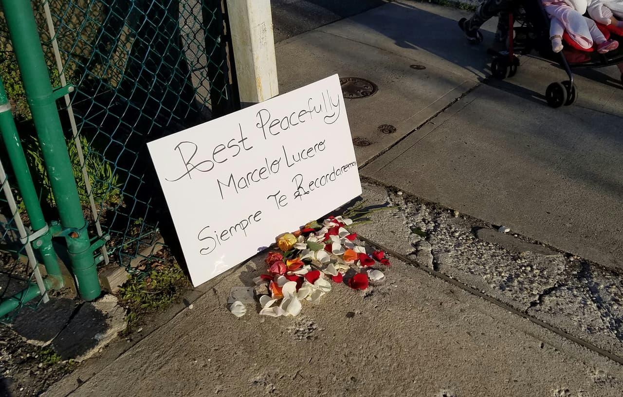 Mensaje de recuerdo a Marcelo Lucero en el lugar donde murió en 2008