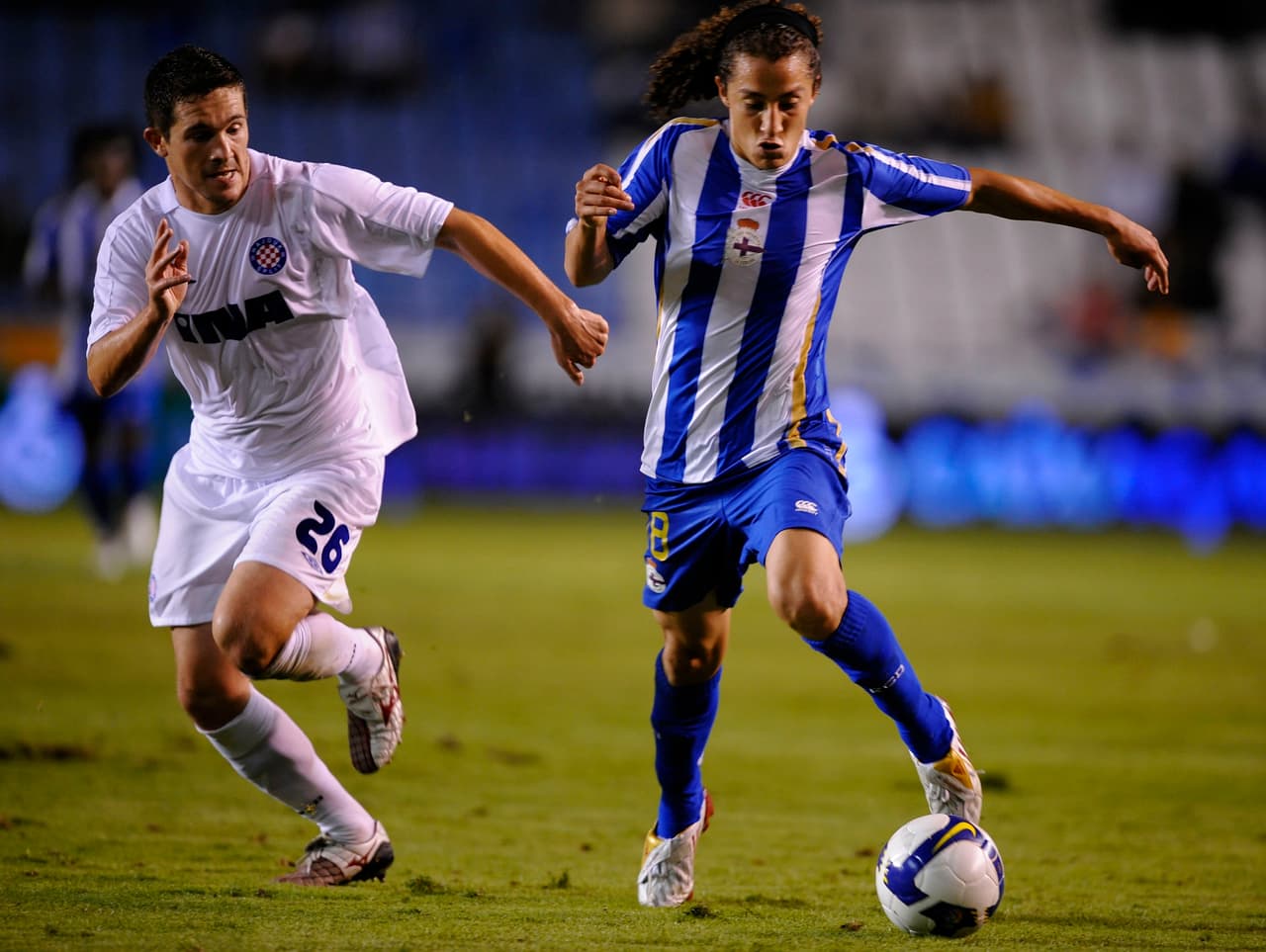 El volante Andrés Guardado fue usado como defensa lateral izquierdo en su paso primero por La Coruña desde 2008 y por Valencia de España de 2012 a 2014. En su paso por el fútbol español anotó 25 goles.