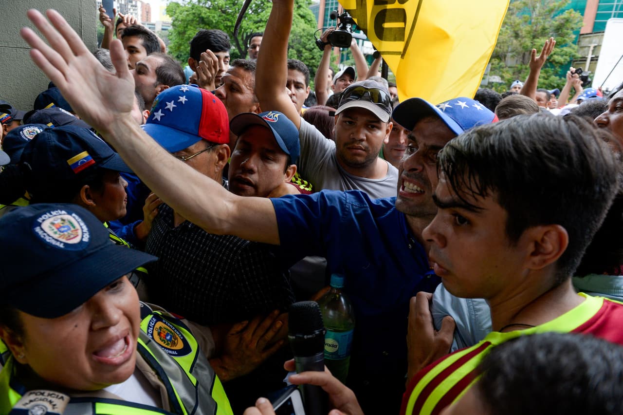 Capriles Radonski discute con la policía que intenta evitar la llegada de la marcha a su destino.