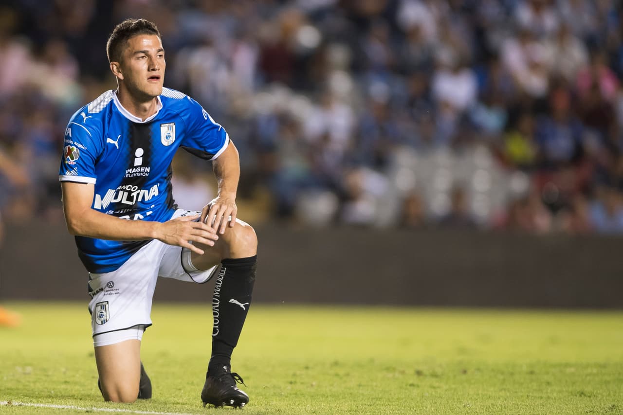 Querétaro se puso al frente al minuto 8 con un gol de Everaldo Stum quien remató de cabeza con asistencia de Camilo Sanvezzo.