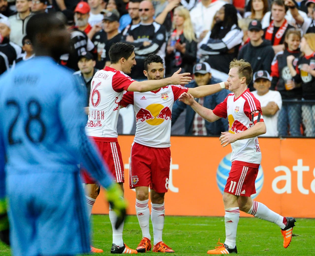 Dax McCarty celebra su gol con Sacha Kljestan y Felipe.