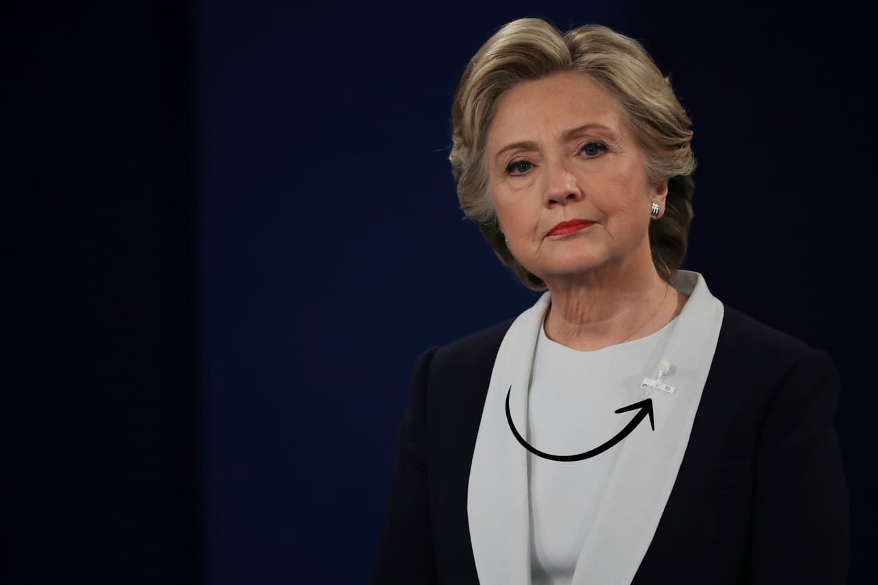1. Empecemos con el micrófono, porque el hecho de que fuera uno de color blanco que se camuflaba perfecto con su solapa clara lanzó un mensaje contundente: todos los detalles del vestido de Hillary Clinton fueron cuidadosamente elegidos. Así como lo hizo Chris Rock en los Oscar con su smoking blanco, Hillary eligió un micrófono de solapa (lavalier). Por cierto, en Twitter la conversación giró en torno a la pregunta: ¿para qué necesitaba Hillary un micrófono de solapa si tenía otro de mano?