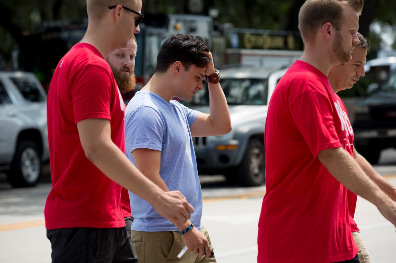 Familiares de las víctimas salen del Beardall Sr Center de Orlando y evitan a los medios.
