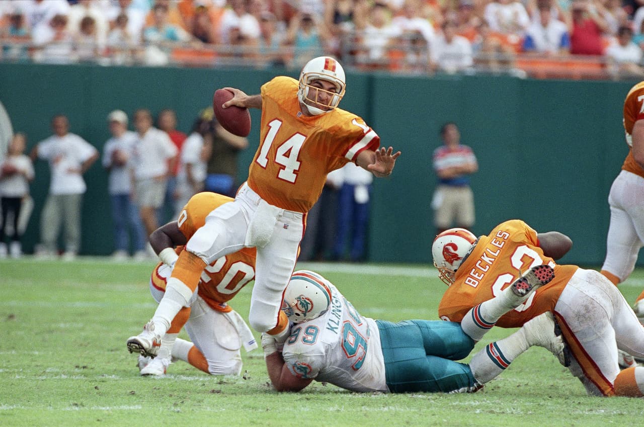 9.- Vinny Testaverde.- 46,233 yardas.