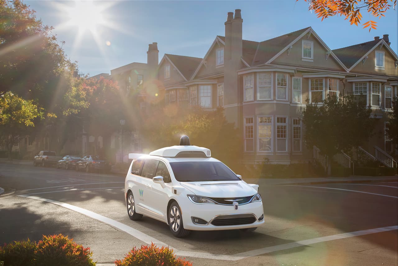 Fiat Chrysler (FCA) y la recién constituida Waymo, la compañía creada para tomar control de las operaciones del proyecto de manejo autónomo de Google, anunciaron la finalización de la construcción de las primera 100 minivans Chrysler Pacifica híbridas equipadas con sistemas de manejo 100% autónomo desarrollado por Waymo
<br>