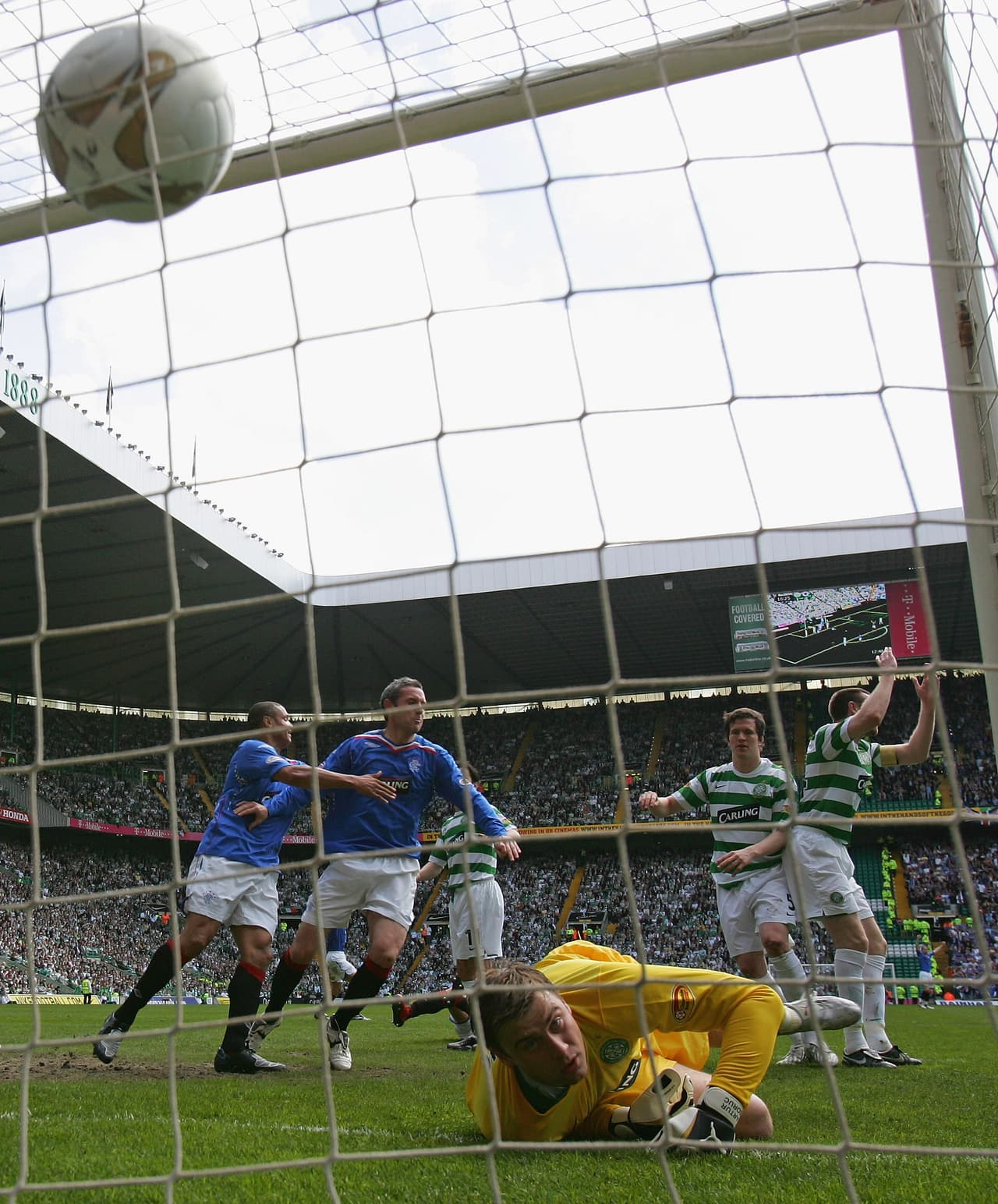 Jugó cinco años para el Celtic de Escocia, en el norte de la Gran Bretaña, cuyo gran rival son los Rangers. Escocia está dividida entre escoceses católicos (identificados con el Celtic) y escoceses protestantes (identificados con los Rangers).