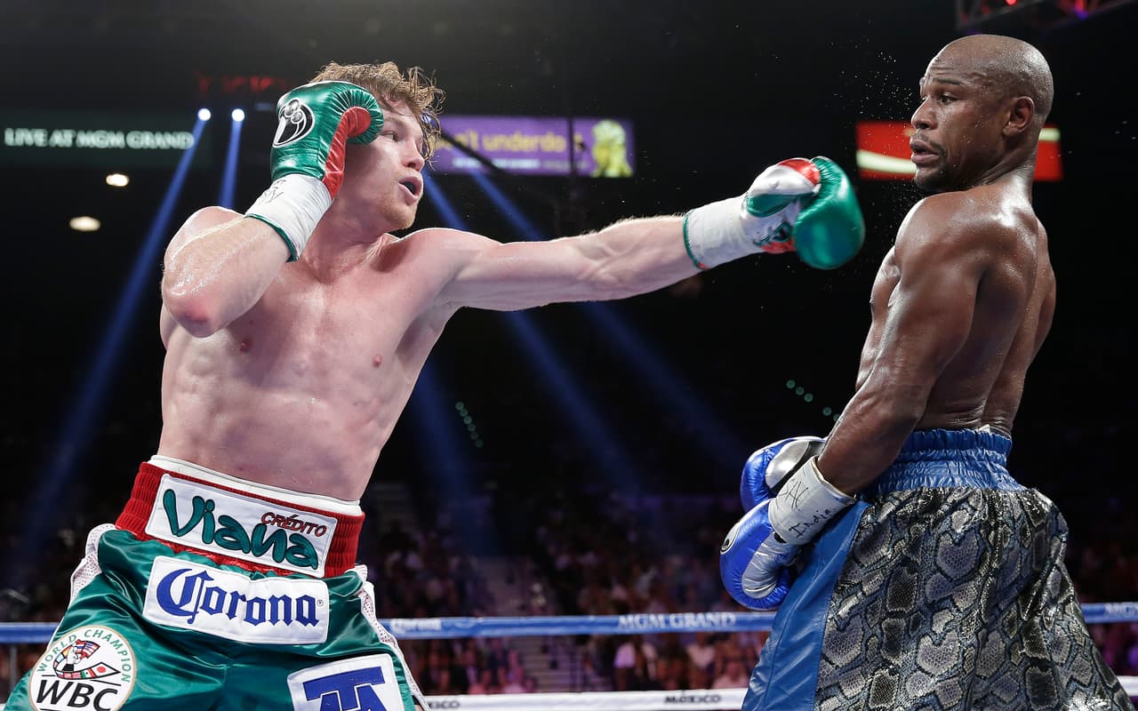 Con 23 años y un récord de 42 triunfos y ninguna derrota, 'Canelo' tuvo una oportunidad por destronar a Floyd Mayweather el 14 de septiembre de 2013, aunque se encontró con un veterano muy bien preparado.