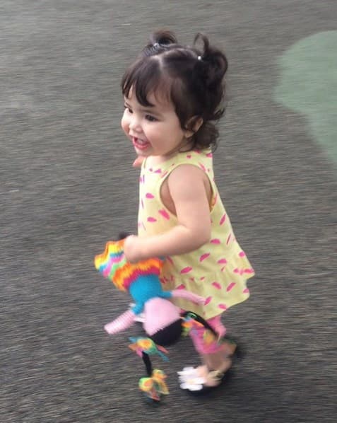 Desde que dio sus primeros pasos, a Baby Giulietta le encanta andar de aquí para allá y es muy veloz.