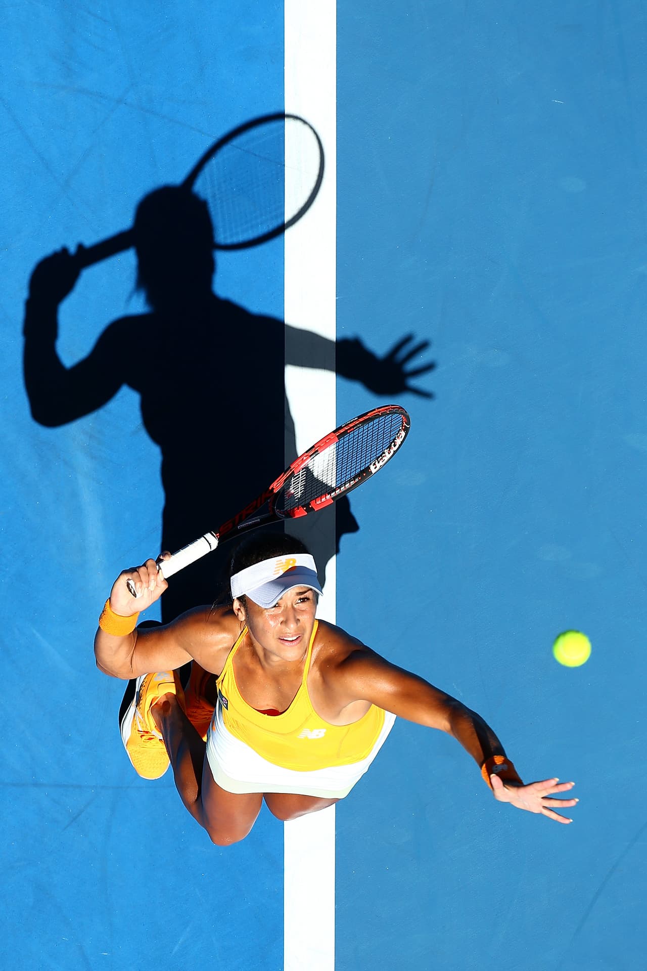 Heather Watson durante un partido de la Copa Hopman y la prueba de que en el tenis individual solo se puede confiar en la sombra.