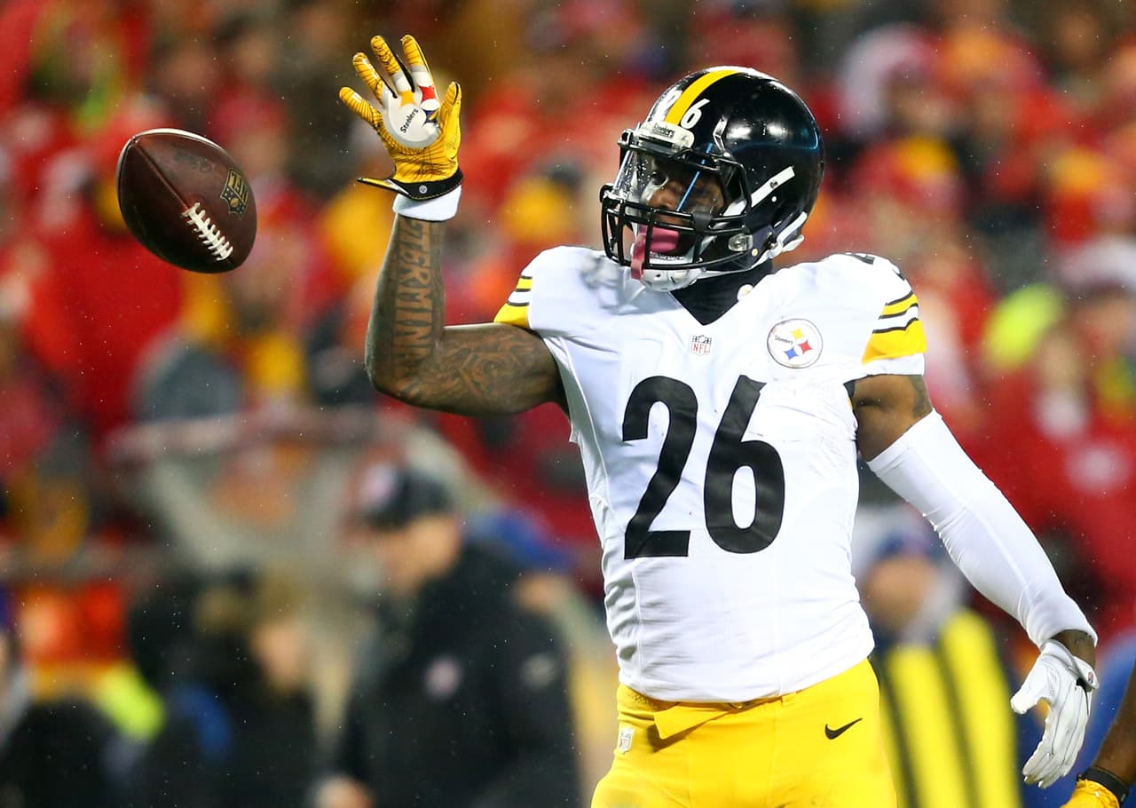 KANSAS CITY, MP - JANUARY 15: Running back Le'Veon Bell #26 of the Pittsburgh Steelers tosses the ball forward after gaining a first down against the Kansas City Chiefs during the first quarter in the AFC Divisional Playoff game at Arrowhead Stadium on January 15, 2017 in Kansas City, Missouri. (Photo by Dilip Vishwanat/Getty Images)