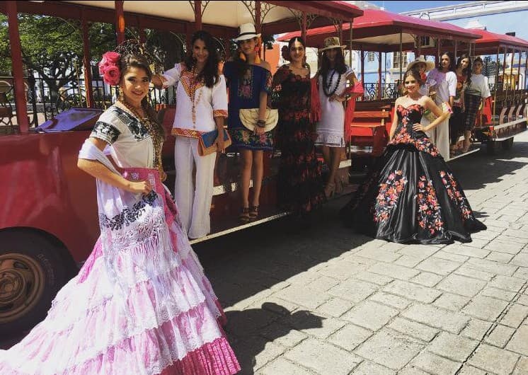 La ropa típica incluye vestidos sueltos y frescos con espectaculares bordados, colores y diseños.