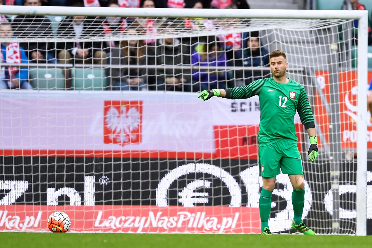 No solamente incurre en polémicas religiosas. También cuestionó públicamente a su ex entrenador, el holandés Ronald Koeman, por abandonar al Southampton por el Everton, presuntamente por un salario bastante más lucrativo.