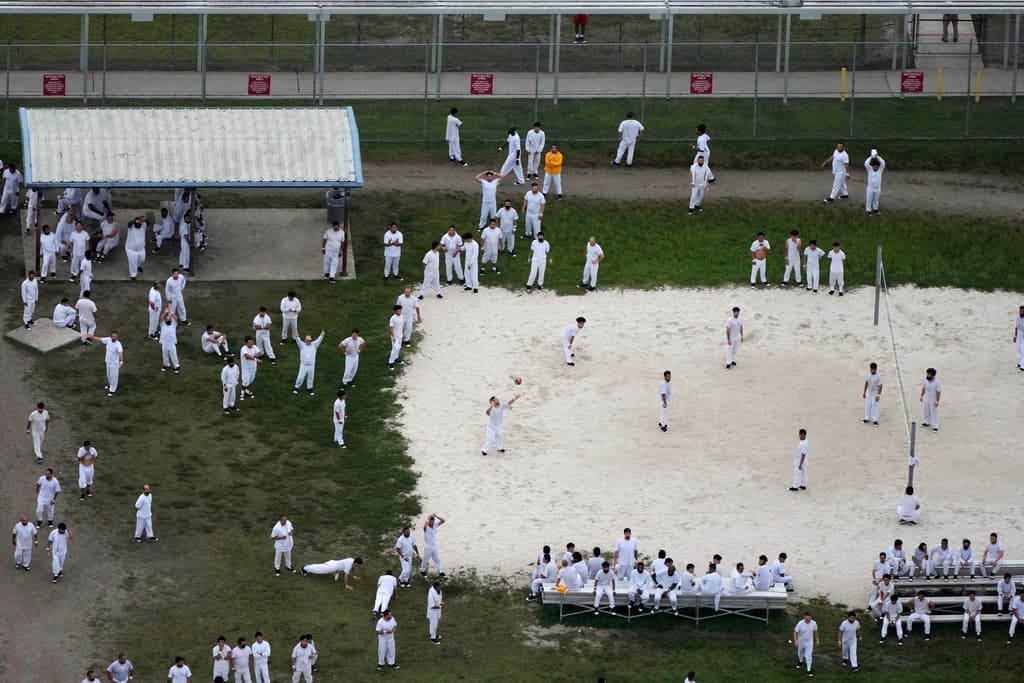 Jueza federal determina que el gobierno de Trump no puede mantener detenidos sin fianza a inmigrantes capturados en operativos migratorios