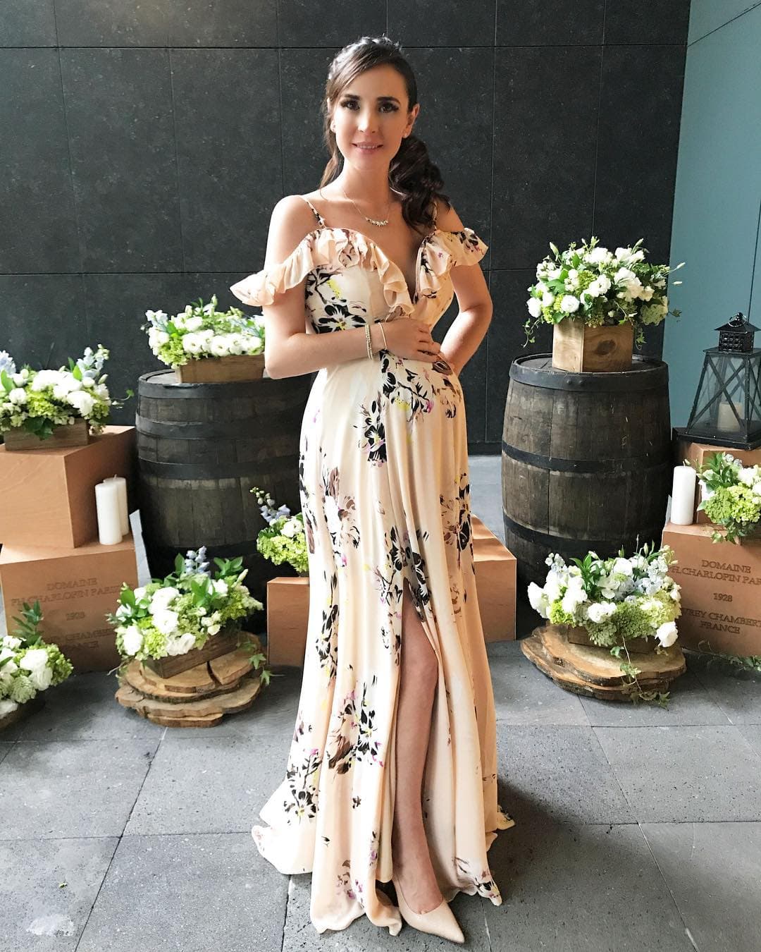 Aunque está embarazada no deja de usar atuendos muy sensuales, tal y como se muestra en esta foto, un escote discreto y una abertura en la pierna resaltaron su hermosa figura.