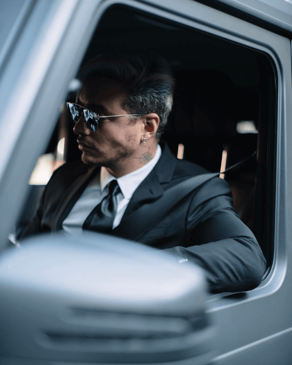 J Balvin se vistió de traje y corbata negra, como indicaba la invitación al matrimonio de Nicky Jam.