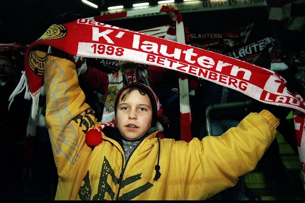 En un fútbol tan serio y poderoso como el alemán, también han existido cenicientas. Otto Renhagel era el técnico del Kaiserslautern en la campaña 97-98. Inició ese torneo con victoria sobre el siempre poderoso Bayern Múnich y nunca perdió el paso. Se coronó a falta de una jornada en el que es el más reciente título en la Bundesliga del equipo.