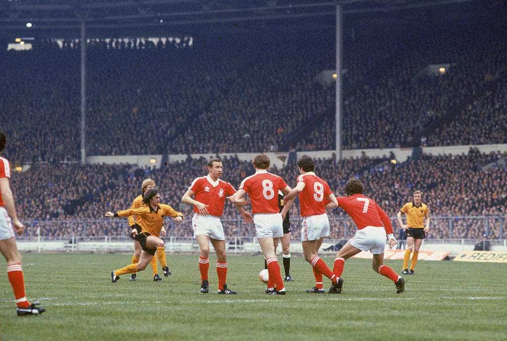 Iniciemos por la propia Inglaterra. En la tierra de la reina Isabel II no es la primera vez que se presenta una sorpresa de tal magnitud. En la campaña 1977-78, el Nottingham Forest se llevó los honores. Tan sólo un torneo antes, 76-77, había logrado ascender bajo la dirección técnico de Brian Clough y se coronó con siete puntos arriba del Liverpool. Pero no se quedó ahí, en las campañas 78-79 y 79-80 también se coronó en la Copa de Europa.