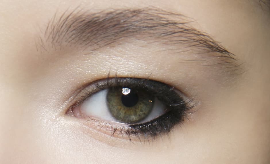 Un delineado ligeramente corrido que enmarca discretamente la mirada es una excelente opción para sumarte a la tendencia. Pero recuerda si tienes los ojos muy pequeños puedes hacer que reduzcan aún más su tamaño al aplicar mucho producto en la parte inferior.
<br>