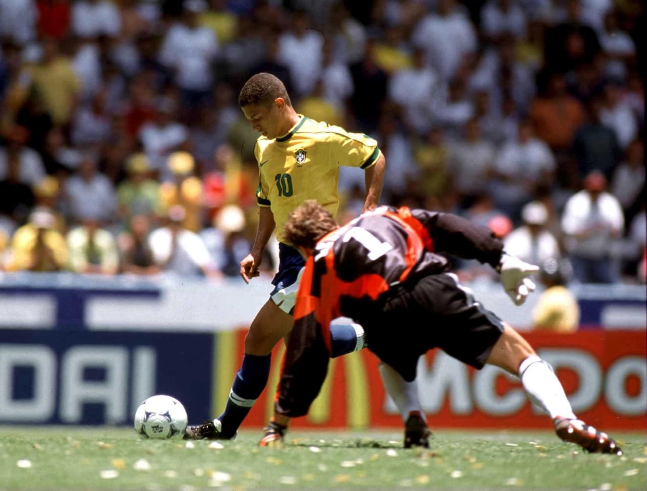 Fue un 4-0 en el cual Álex se dio el lujo de sacar a Jens Lehmann para anotar su doblete al 86 y al 87 de tiempo regular.
