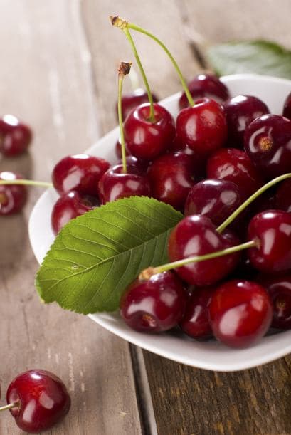 Esta fruta tiene una gran fuente de antioxidantes, es muy eficaz para eliminar la retención de líquidos por su alto contenido de potasio y al no tener sodio, se convierte en un compuesto maravilloso para las dietas depurativas.