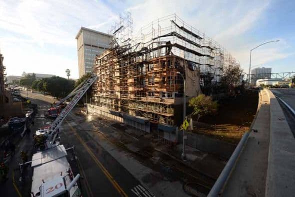 Así quedó el complejo de apartamentos de siete pisos. Dos de ellos de concreto y otros cinco de madera. Detalles de este reporte aquí