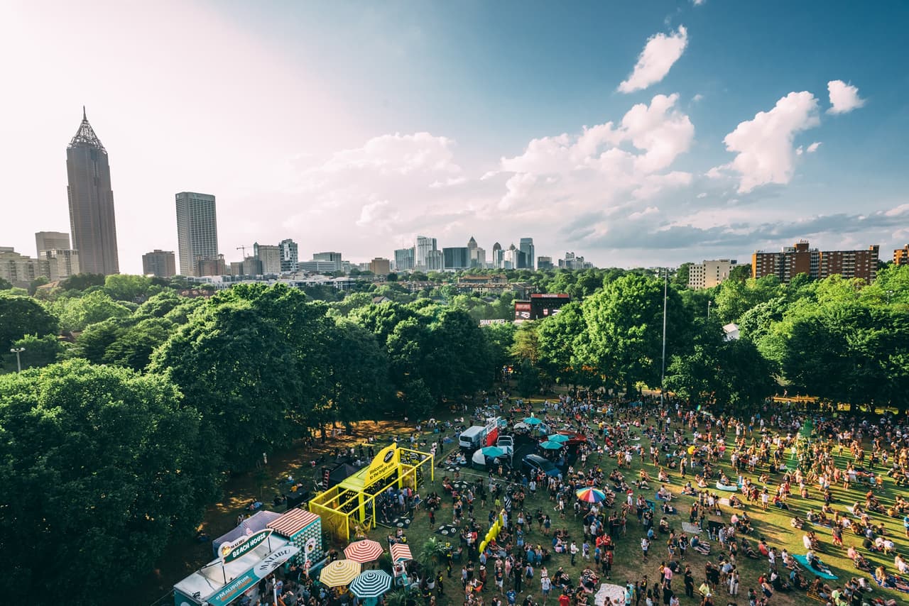 Shaky Knees también contará con estaciones de carga de teléfonos celulares, divertidos photo booths, artículos oficiales del festival y serigrafías de tus bandas favoritas.