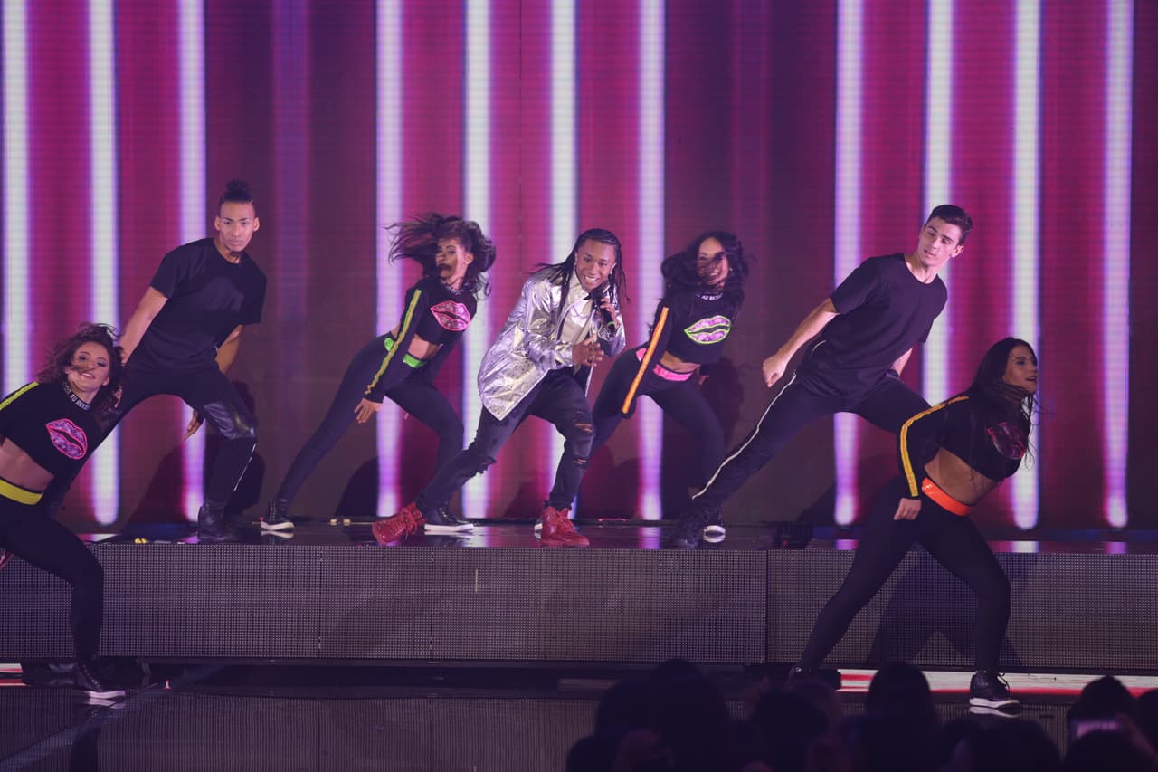 Una noche donde se le hizo honor al Latin GRAMMY, hubo sorpresas y la eliminación de un chico más. Esta noche le dijimos adiós a Sebastián y los jueces, además de no tener paciencia, fueron difíciles de complacer.