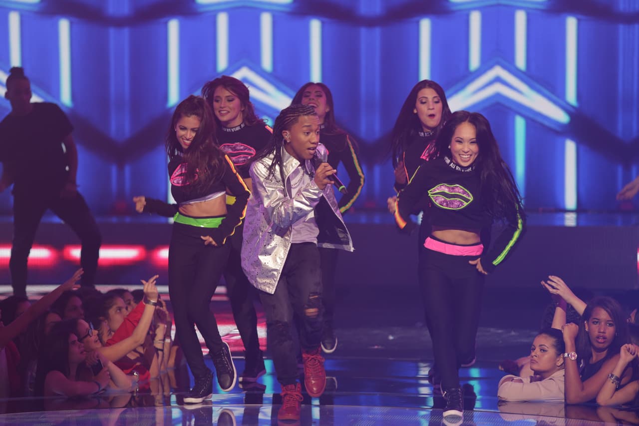 Una noche donde se le hizo honor al Latin GRAMMY, hubo sorpresas y la eliminación de un chico más. Esta noche le dijimos adiós a Sebastián y los jueces, además de no tener paciencia, fueron difíciles de complacer.