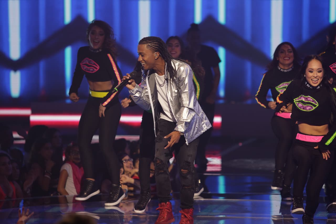 Una noche donde se le hizo honor al Latin GRAMMY, hubo sorpresas y la eliminación de un chico más. Esta noche le dijimos adiós a Sebastián y los jueces, además de no tener paciencia, fueron difíciles de complacer.