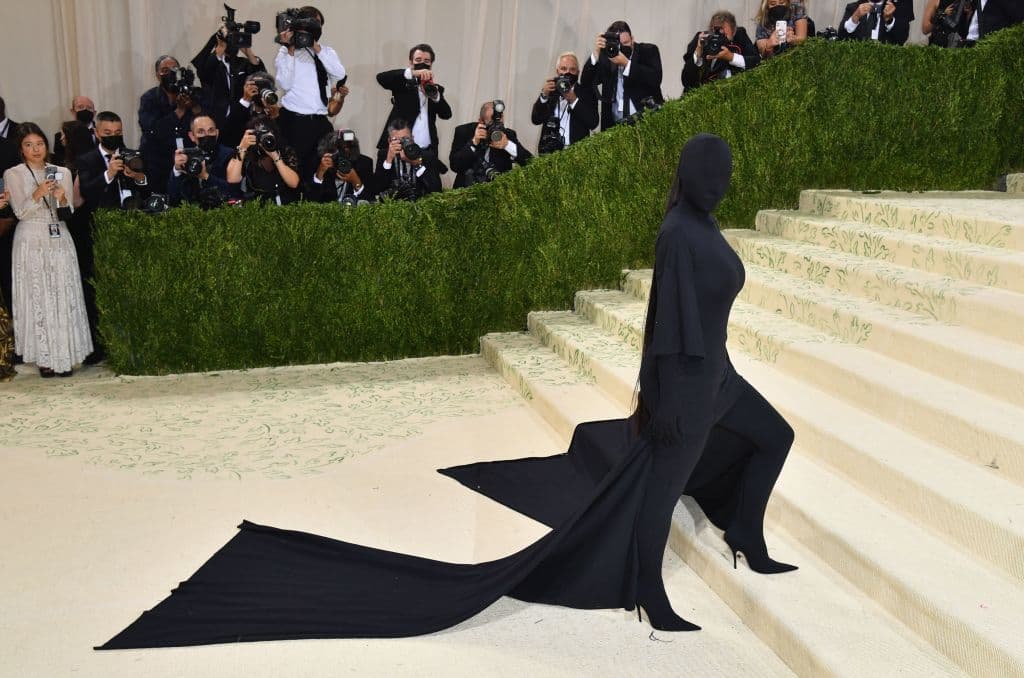 <b>Met Gala 2021</b>
<br>En septiembre se llevó a cabo la Met Gala 2021 y los atuendos que portaron las celebridades dieron mucho de qué hablar, como el conjunto negro Balenciaga que usó Kim Kardashian.
<br>