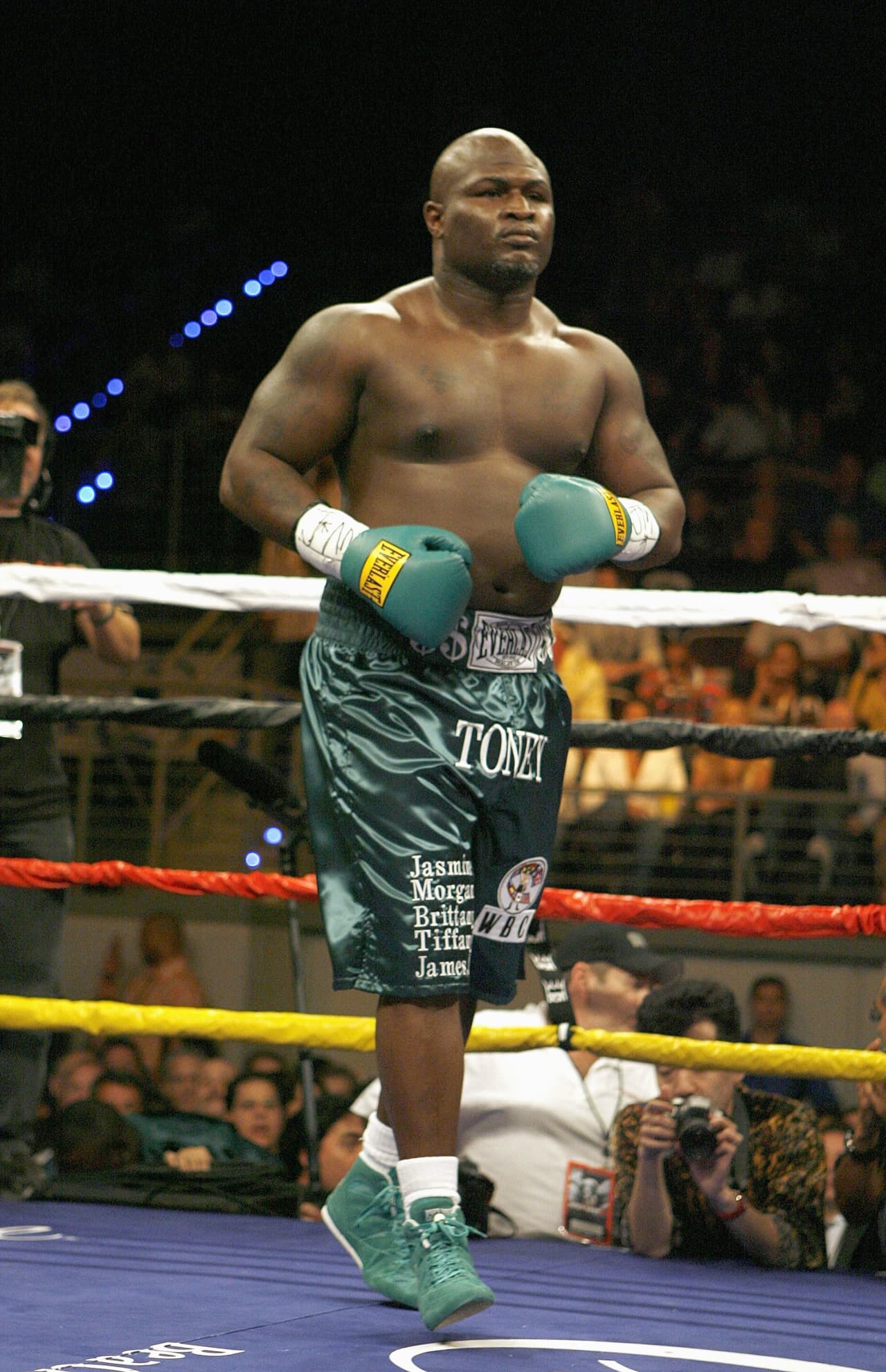 James Toney: el campeón mundial de los pesos pesados dio positivo por esteroides tras su combate por el título de la AMB contra el puertorriqueño John Ruiz. En el 2007 volvió a dar positivo en una prueba de dopaje.