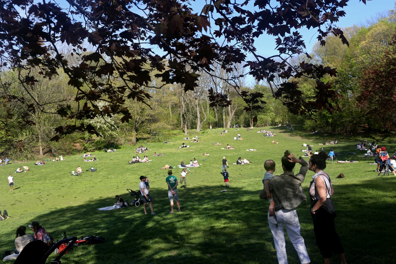 Los residentes de Brooklyn se reunieron en grupos pequeños en las explanadas de Prospect Park durante el fin de semana. La orden de distanciamiento social se mantiene en el estado para contener la propagación del coronavirus.