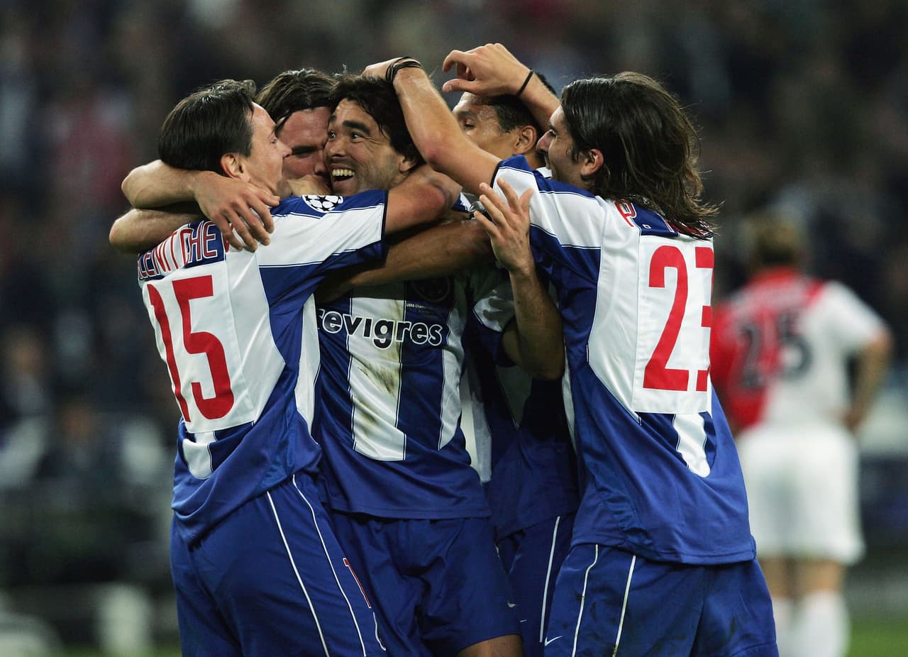 En Oporto explotó como un volante ofensivo de gran talento y liderazgo. Ganó 3 Ligas, 3 Copas, una Copa UEFA y finalmente la Champions League en 2004 con Los Dragones.