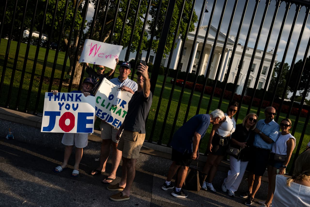 Otros tantos se limitaron a agradecer al mandatario, por ceder ante las presiones y reconsiderar seguir en la carrera por reelegirse.