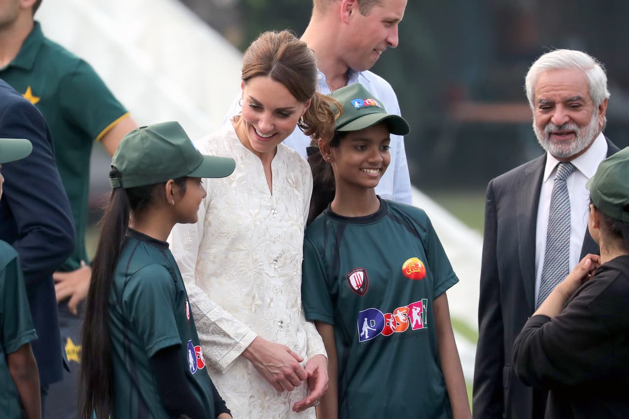 "Aquí, las mujeres que alguna vez fueron vulnerables, ahora desempeñan el
<b><a href="https://www.univision.com/entretenimiento/kate-middleton-la-embarazada-mas-elegante-video" target="_blank"> papel más vital como madres </a></b> y es muy alentador ver que no lo están haciendo solas", recalcó Middleton.