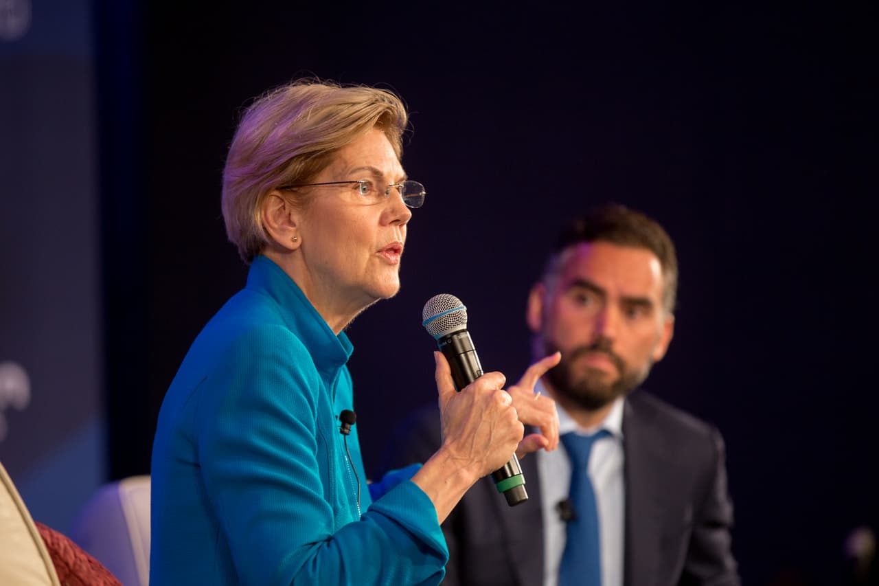 La senadora de Massachusetts Elizabeth Warren es la segunda en participar en el foro Univision-LULAC.