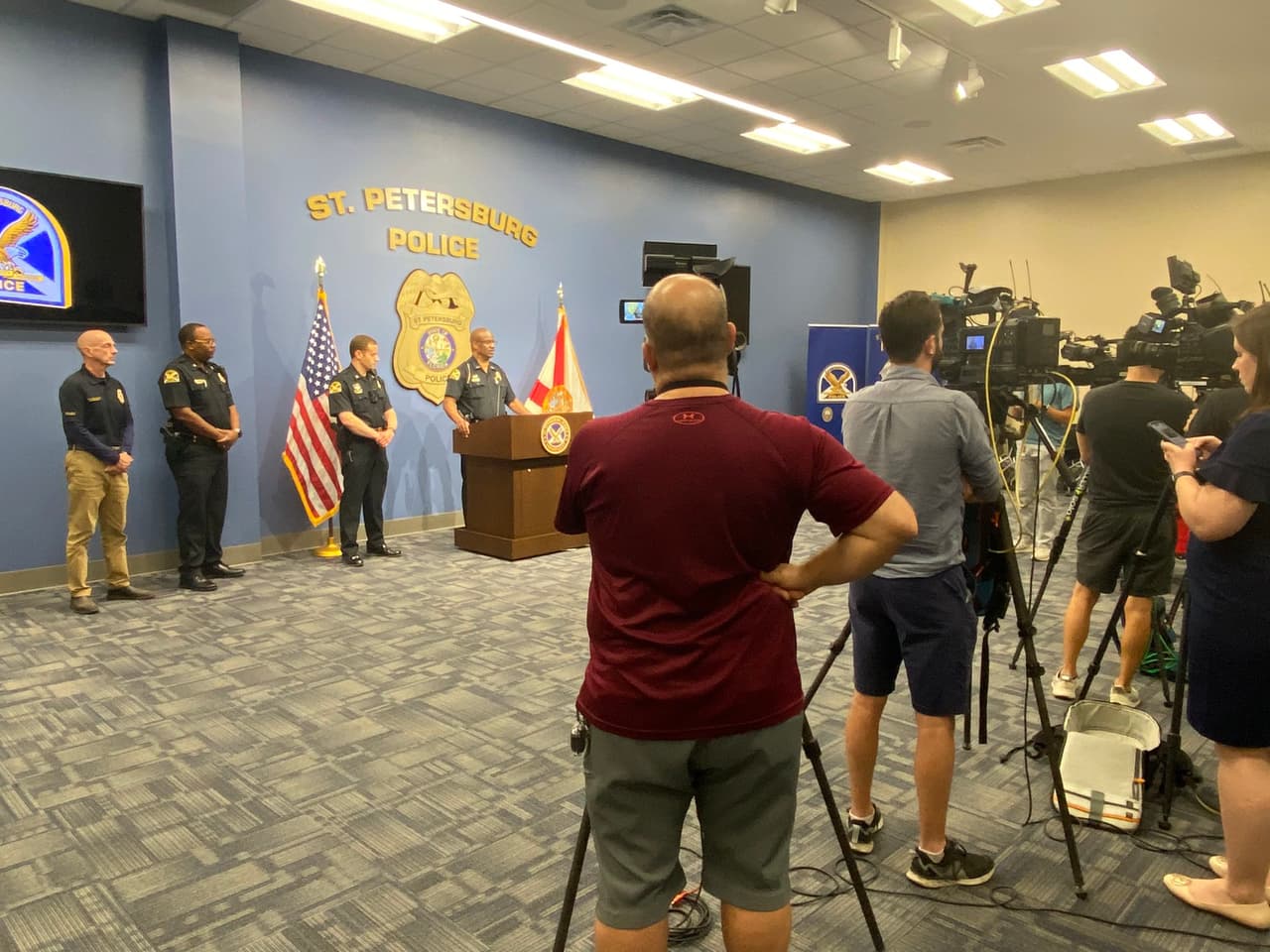 Sin embargo, el Departamento de Policía de St. Petersburg convocó a una
<b>conferencia de prensa a las 8:15 p.m. del viernes donde anunció el trágico hallazgo del cadáver de Taylen Mosley</b>, de 2 años.
<br>
<br>Durante la búsqueda del niño, los oficiales vieron a
<b>un caimán con un "objeto en la boca" en el Lago Maggiore</b>, cerca de Dell Holmes Park a unas 13 millas de donde vivía Taylen.