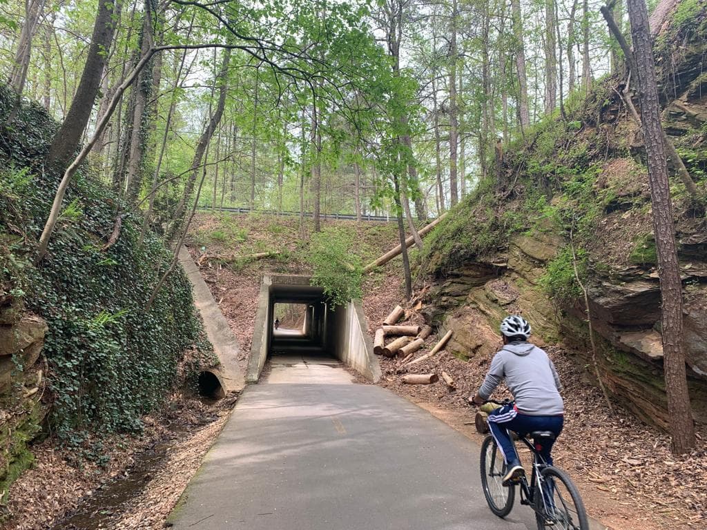 <a href="https://www.silvercometga.com/"><b>Número 9: Silver Comet Trail</b></a>. El Silver Comet Trail se encuentra a 13 millas al noroeste de Atlanta, Georgia. Es gratis y viaja hacia el oeste a través de los condados de Cobb, Paulding y Polk. Este tranquilo sendero pavimentado, no motorizado, es para caminantes, excursionistas, ciclistas, patinadores, caballos, paseadores de perros y es accesible para sillas de ruedas. El Silver Comet Trail tiene 61.5 millas de largo y comienza en Mavell Road Trailhead en Smyrna, Georgia. Termina en la frontera entre los estados de Georgia y Alabama, cerca de Cedartown y The Esom Hill Trailhead.