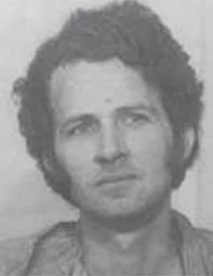 <h3 class="cms-H3-H3">William Junior Jordan </h3>
<br>
<br>Este sospechoso, de 80 años, tiene un defecto visual que se corrige con gafas y es buscado por el brutal asesinato de un hombre en Georgia, durante el pasado 6 de marzo de 1974, cuando tomó a la víctima como rehén, al que terminaría disparándole en la cabeza con una escopeta. 
<br>
<br>Si bien Jordan y su cómplice fueron arrestados, declarados culpables y condenados a cadena perpetua, el 6 de agosto de 1984, este criminal se fugó de un centro penitenciario y no se le ha vuelto a ver desde entonces.
<br>