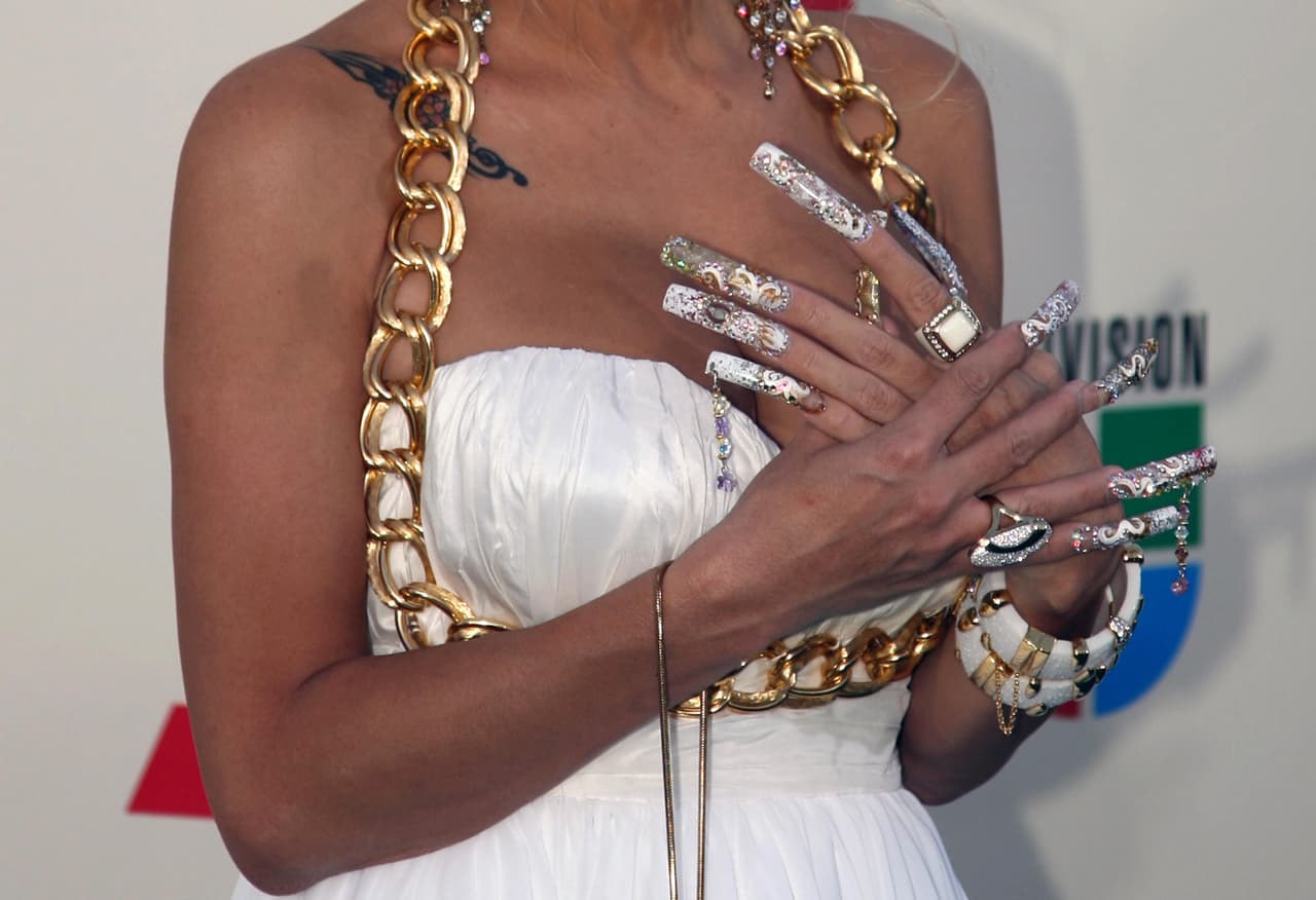 Ella ha lucido diseños súper excentricos que resultan ser el toque perfecto a los atuendos con los que desfila en la alfombra.