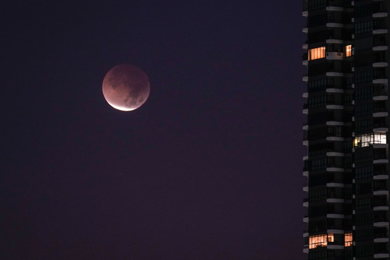 El eclipse lunar total se vio al amanecer en la ciudad de Panamá hoy, 3 de marzo de 2026.