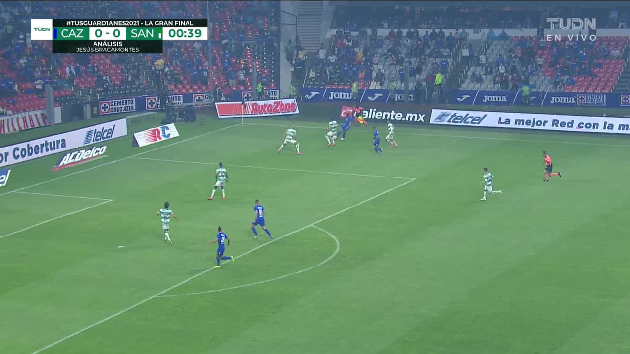 Arranca el partido y la pelota está en juego.