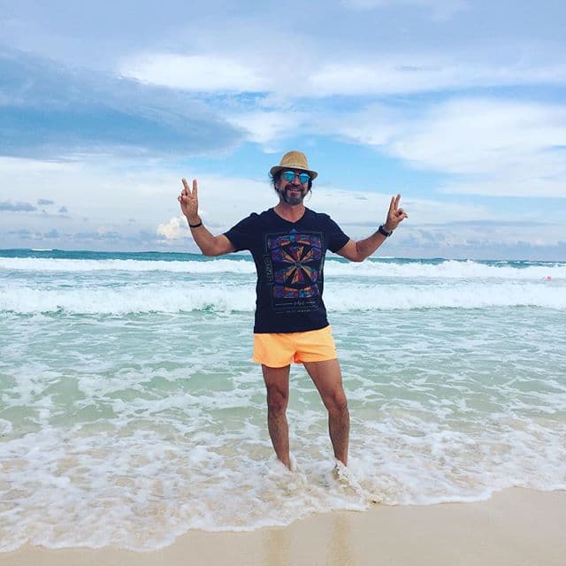 Un dato curioso de este talentoso cantautor mexicano es que él es uno de los mayores vendedores de álbums en Chile, donde acumula más de 210 mil copias por sus discos lanzados entre 2000 y 2013.