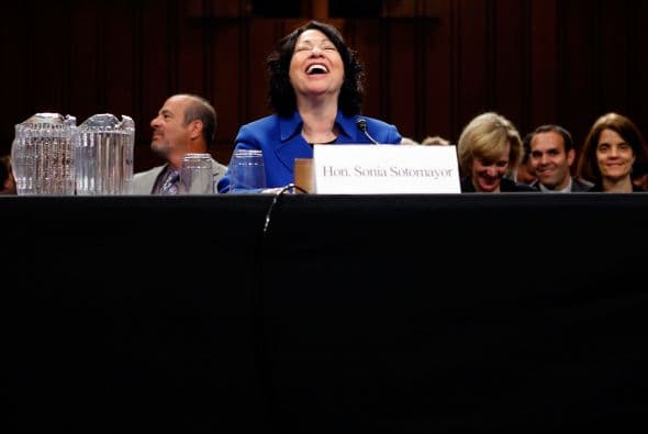 La jueza Sonia Sotomayor ríe a carcajadas durante una audiencia de confirmación del Senado para ocupar una vacante en la Corte Suprema de Justicia el 13 de julio de 2009.